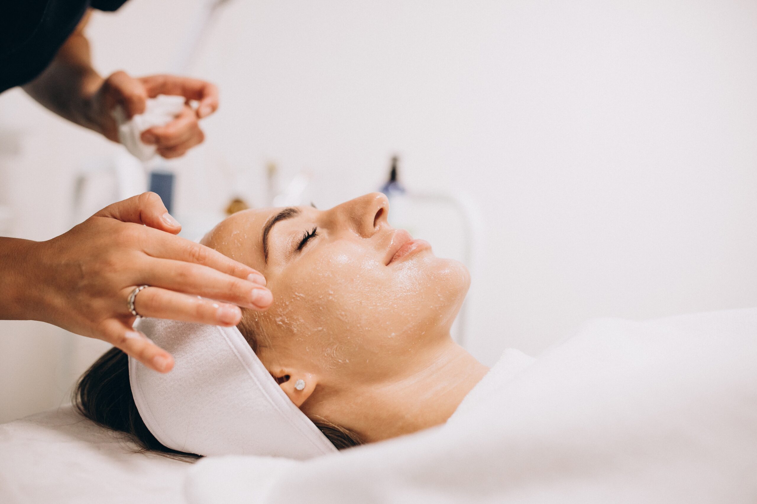 You are currently viewing Chemical Peels: Uses, Recovery and Treatment Planning
